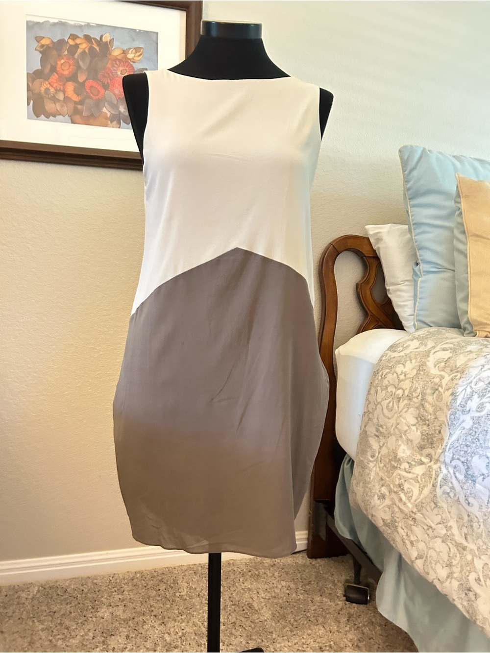 Alice + Olivia Cream and Taupe Sleeveless Silk Colorblock  Shift Dress. Size L